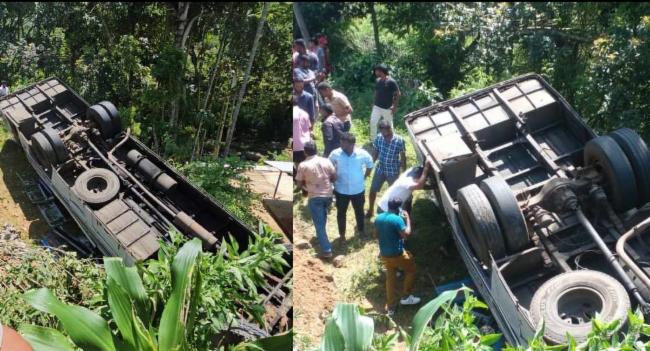 දෙමෝදරදී බස් රථයක් පෙරලී 15කට තුවාල..
